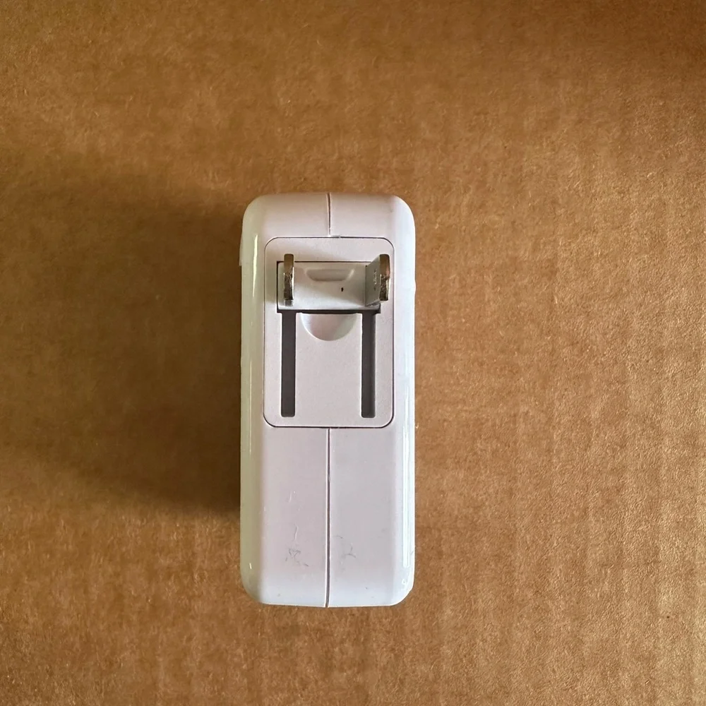 Adapter with 4 USB ports with foldable prongs
